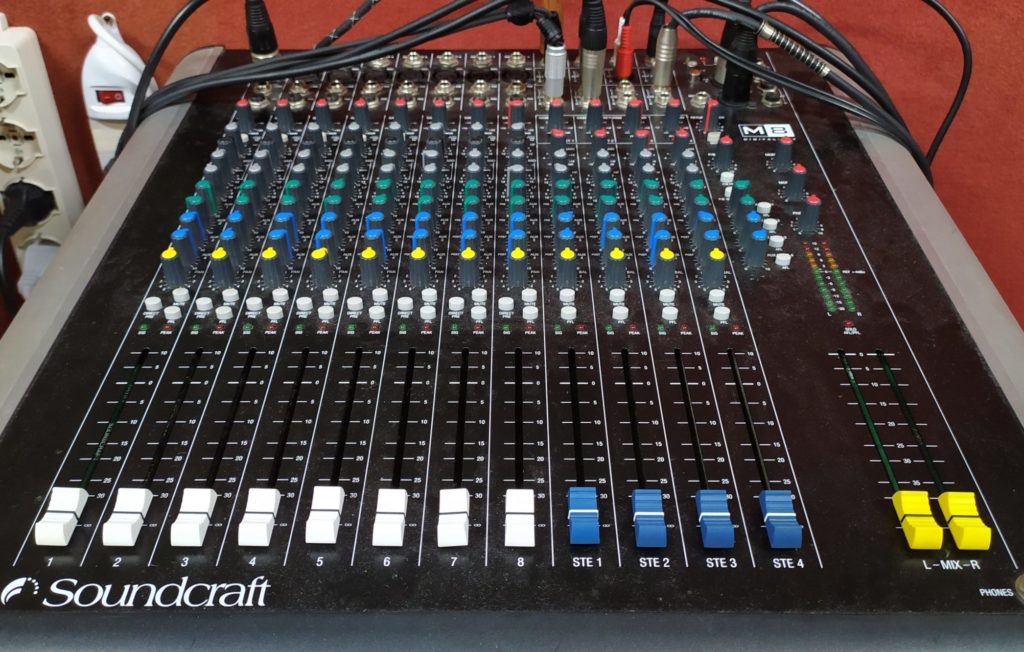 mixer soundcraft m8